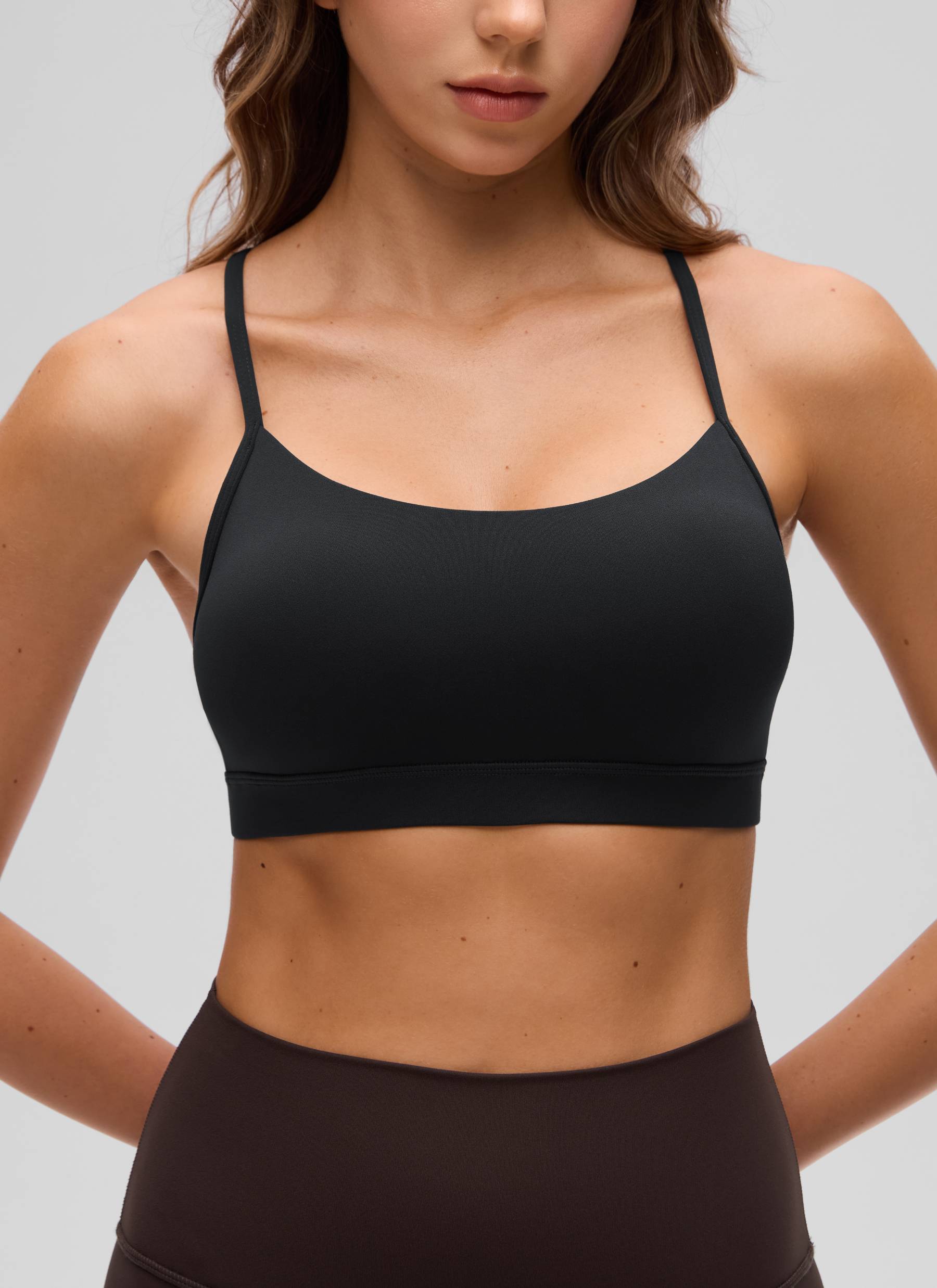 CRZ YOGA महिलाओं के लिए योगा लाइट सपोर्ट Butterluxe स्पोर्ट्स ब्रा, वाई-बैक, काला