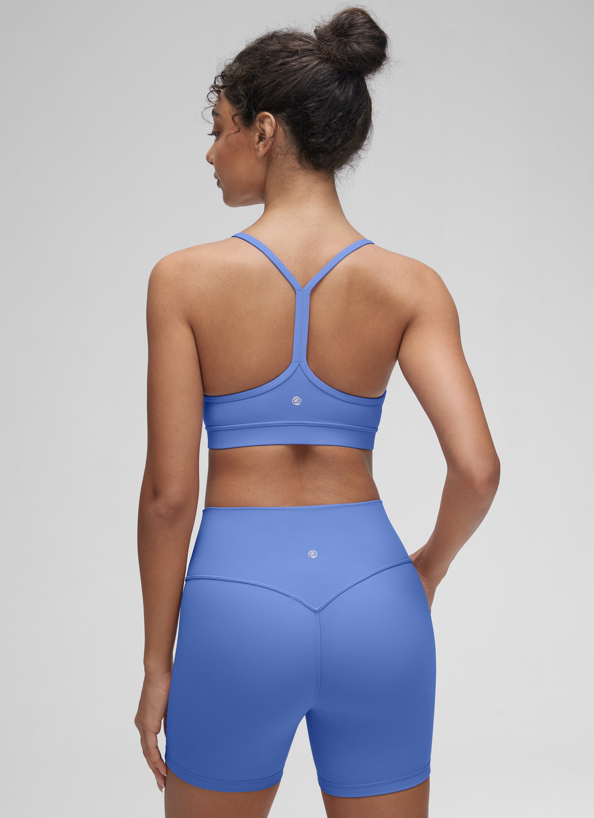 CRZ YOGA महिलाओं की योग लाइट सपोर्ट Butterluxe स्पोर्ट्स ब्रा वाई बैक वाइल्ड इंडिगो