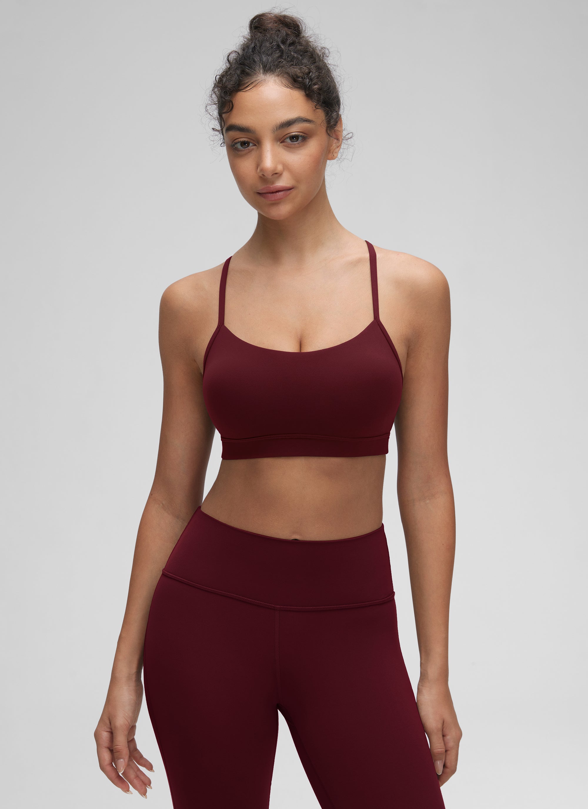 CRZ YOGA महिलाओं के लिए योगा लाइट सपोर्ट Butterluxe स्पोर्ट्स ब्रा, वाई बैक, रेड मर्लोट