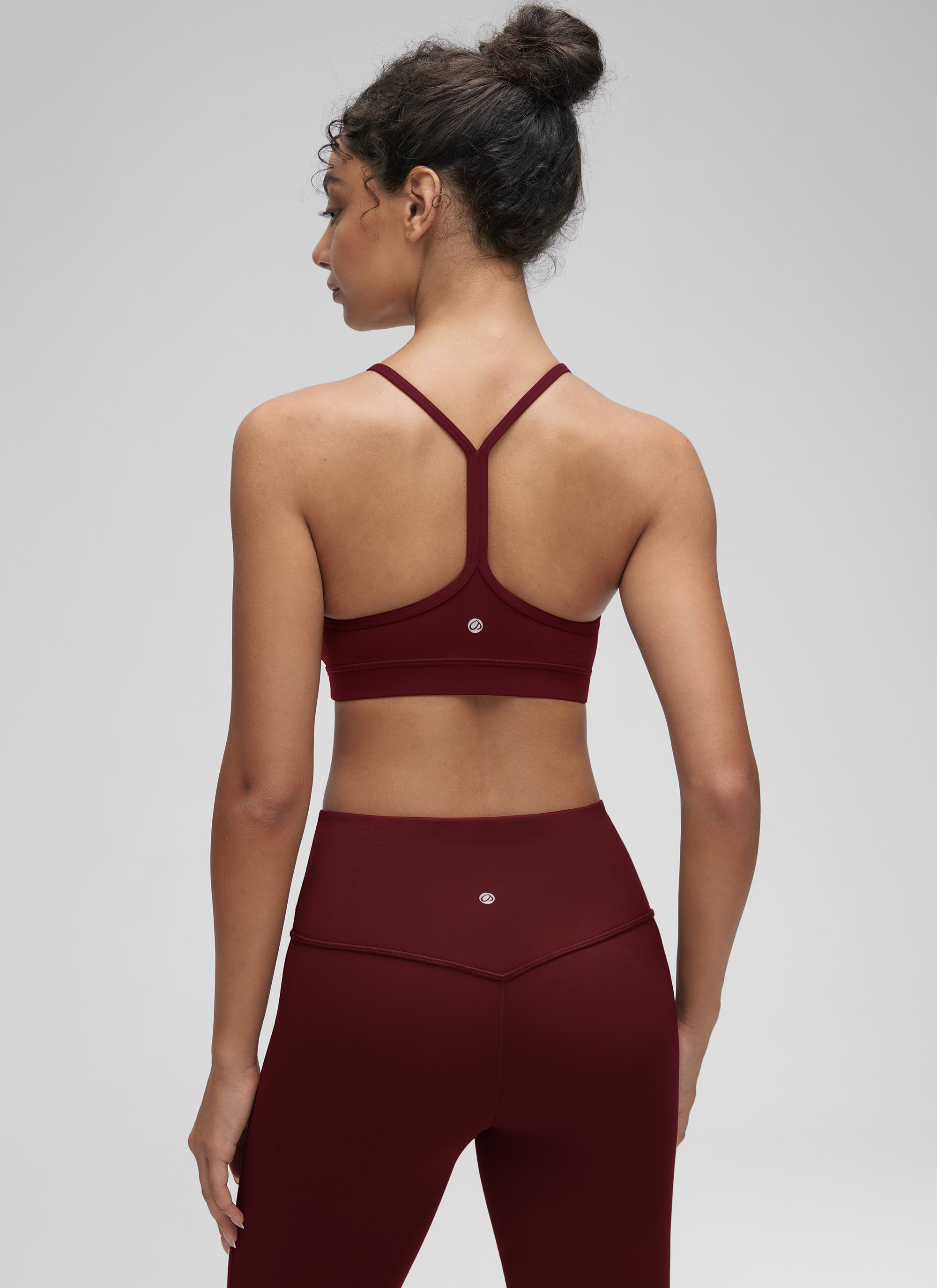 CRZ YOGA महिलाओं के लिए योगा लाइट सपोर्ट Butterluxe स्पोर्ट्स ब्रा, वाई बैक, रेड मर्लोट