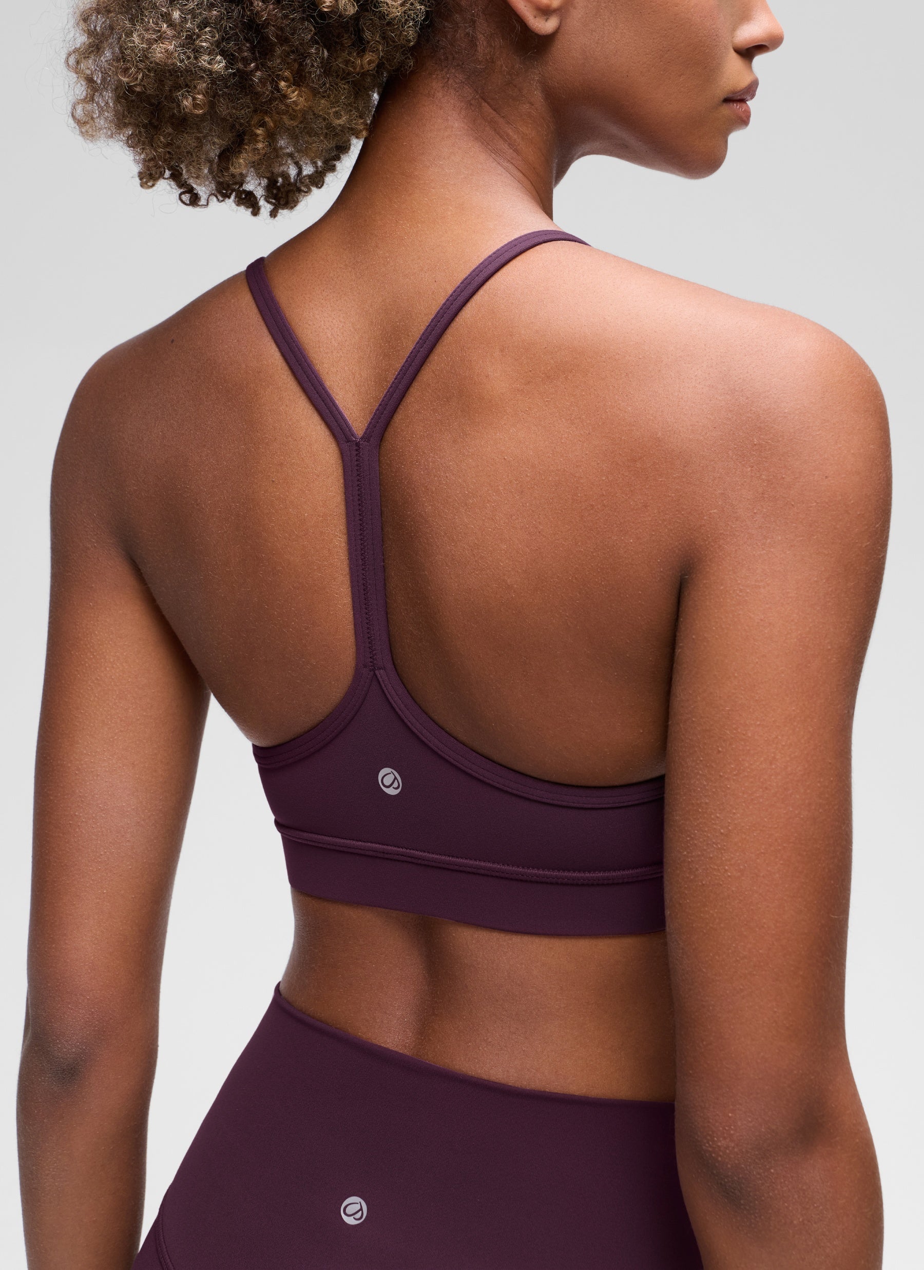 CRZ YOGA महिलाओं के लिए योगा लाइट सपोर्ट Butterluxe स्पोर्ट्स ब्रा, वाई-बैक, गहरा बैंगनी रंग