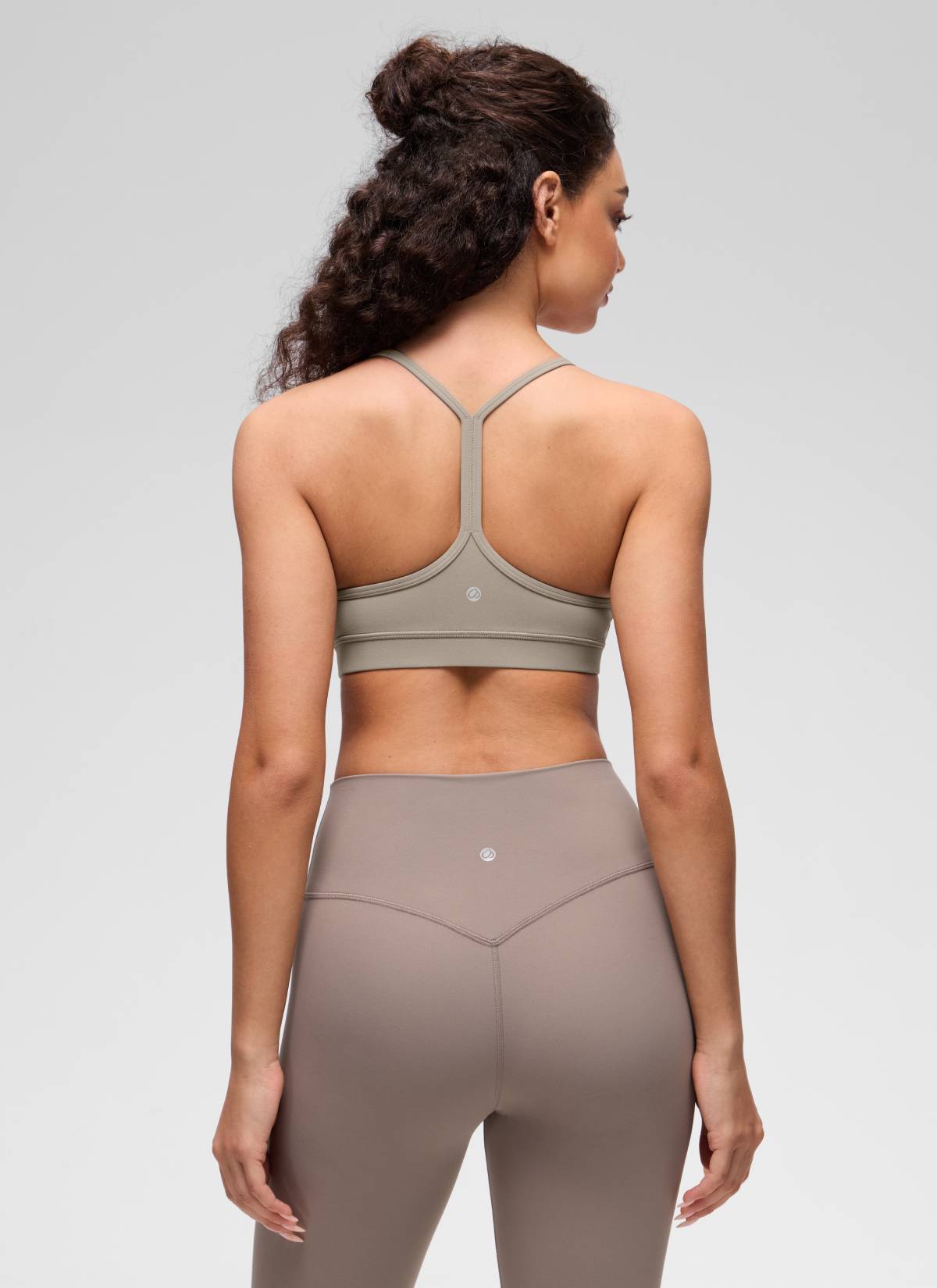 CRZ YOGA महिलाओं के लिए योगा लाइट सपोर्ट Butterluxe स्पोर्ट्स ब्रा, वाई-बैक, वार्म ऐश ग्रे