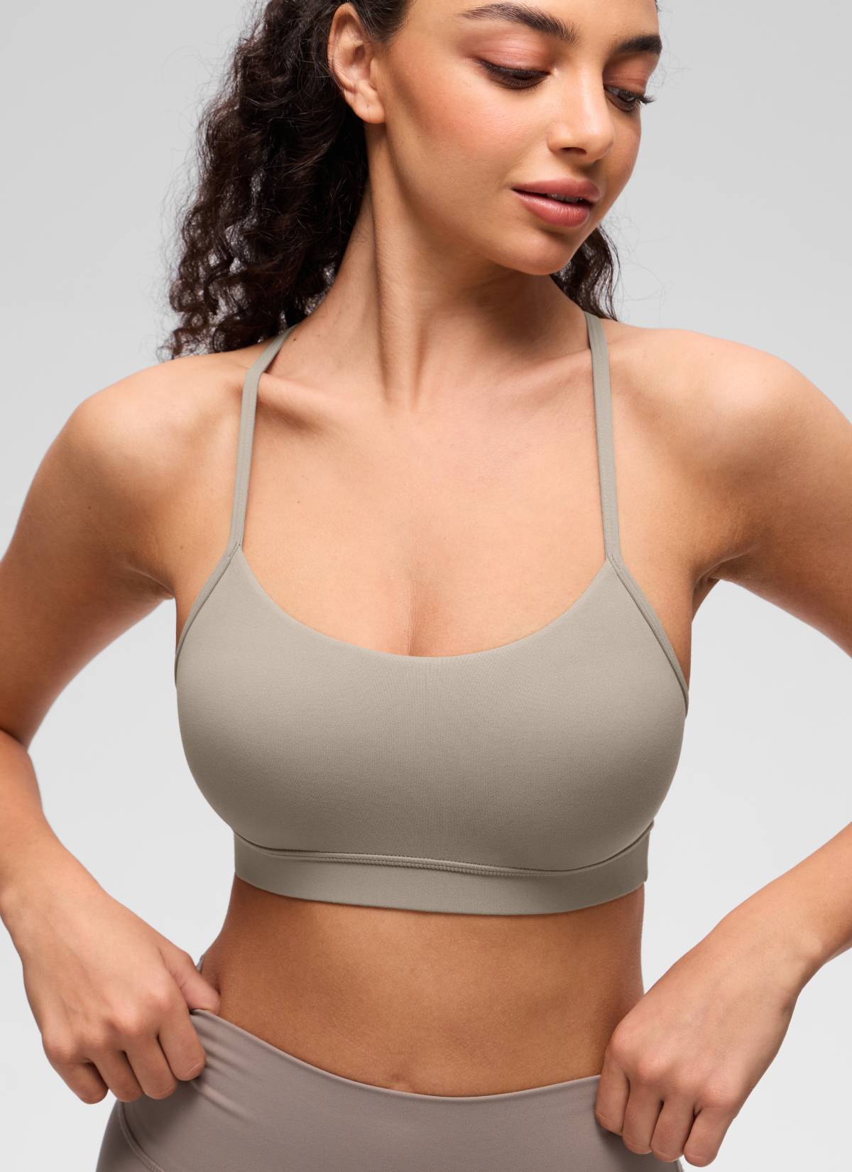 CRZ YOGA महिलाओं के लिए योगा लाइट सपोर्ट Butterluxe स्पोर्ट्स ब्रा, वाई-बैक, वार्म ऐश ग्रे