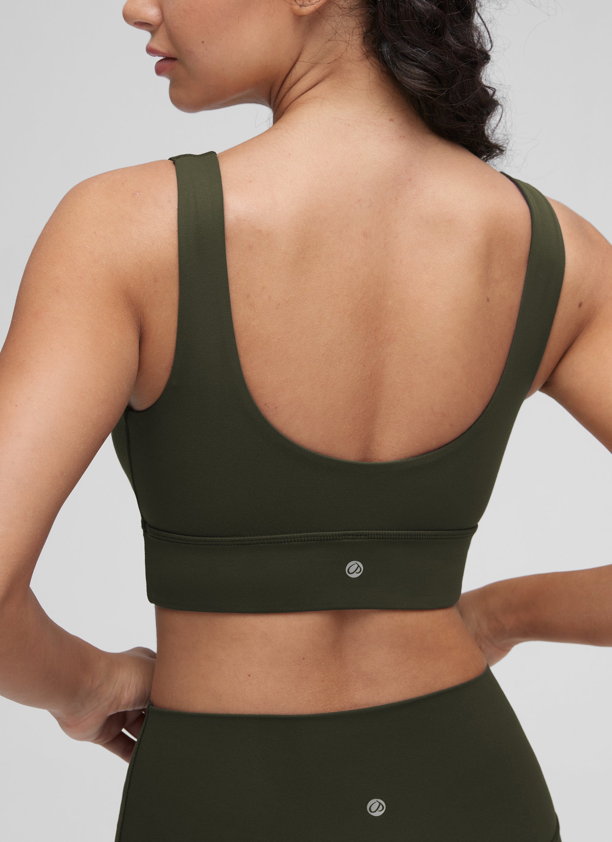 CRZ YOGA महिलाओं के लिए कम सपोर्ट वाला योगा शूज़ Butterluxe स्पोर्ट ब्रा यू बैक लॉन्गलाइन ऑलिव ग्रीन