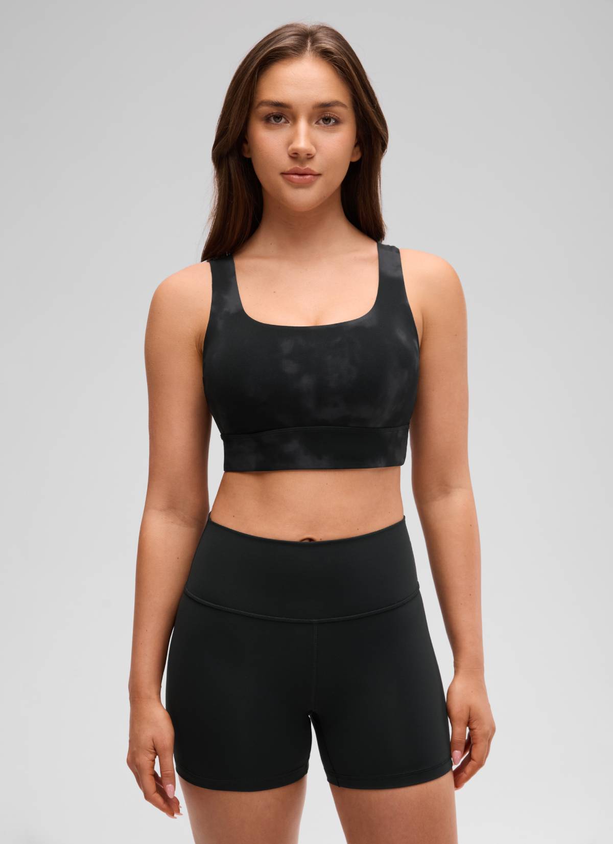 CRZ YOGA महिलाओं के लिए कम सपोर्ट वाला योगा शूज़ Butterluxe स्पोर्ट ब्रा यू बैक लॉन्गलाइन ब्लैक टाई डाई फ्लावर्स