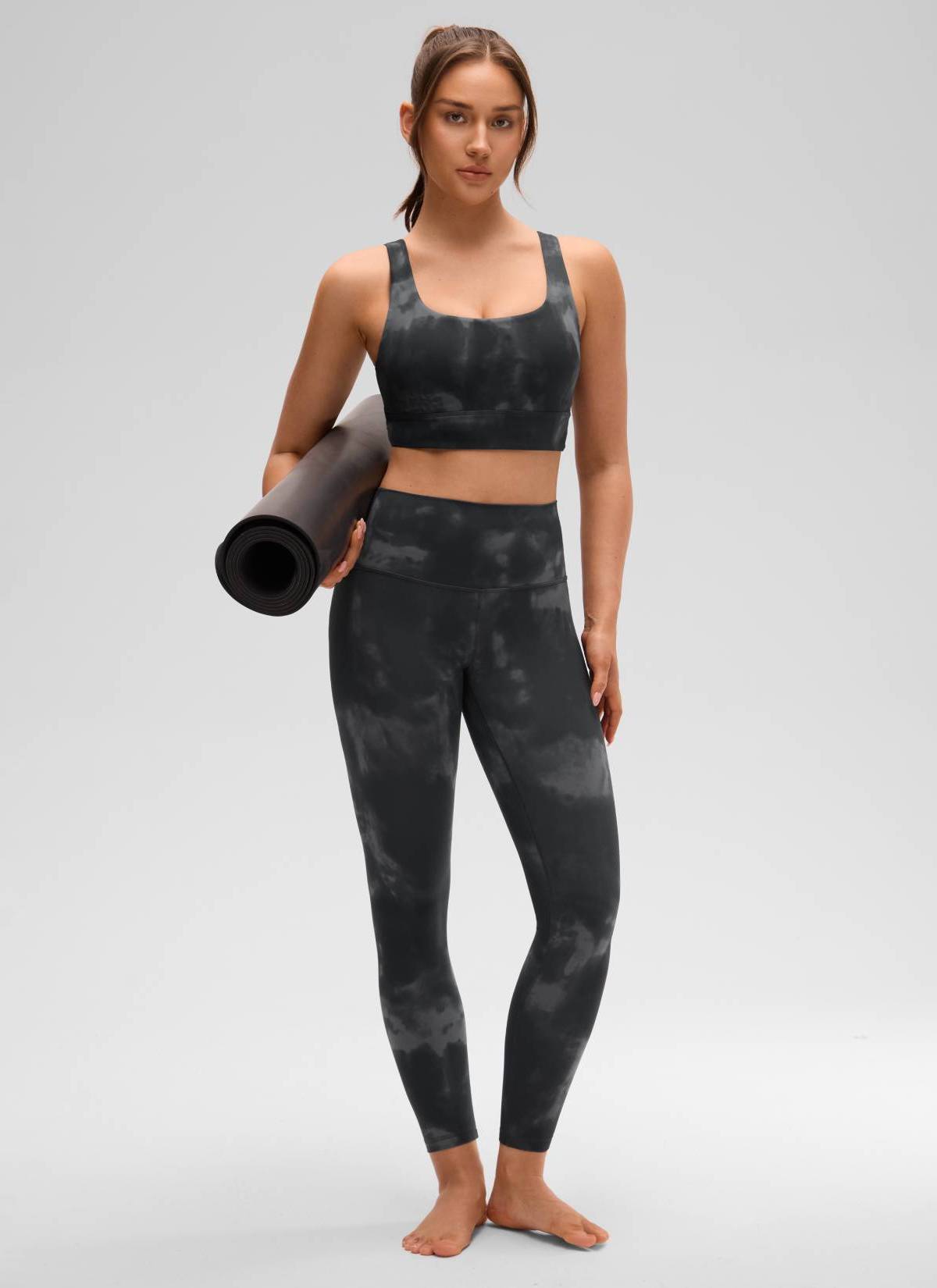 CRZ YOGA महिलाओं के लिए कम सपोर्ट वाला योगा शूज़ Butterluxe स्पोर्ट ब्रा यू बैक लॉन्गलाइन ग्रे टाई डाई फ्लावर्स