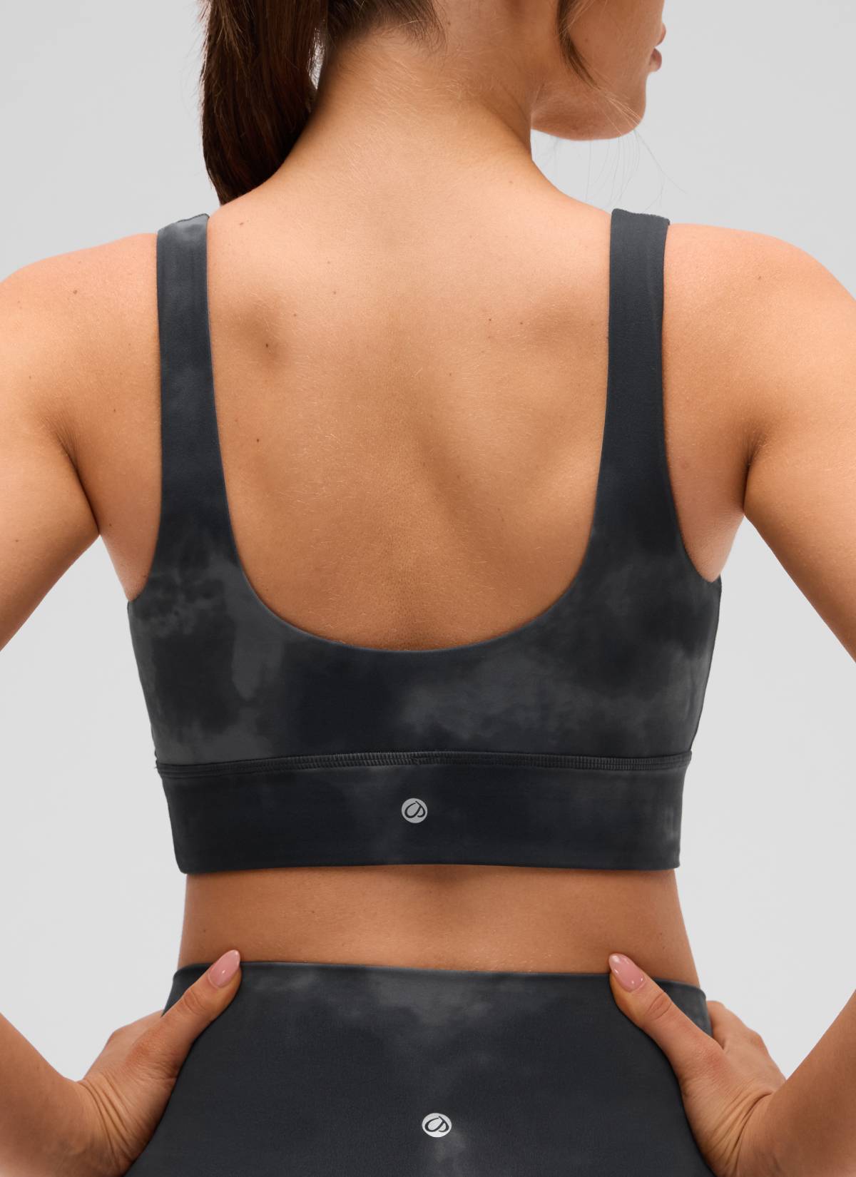 CRZ YOGA महिलाओं के लिए कम सपोर्ट वाला योगा शूज़ Butterluxe स्पोर्ट ब्रा यू बैक लॉन्गलाइन ग्रे टाई डाई फ्लावर्स