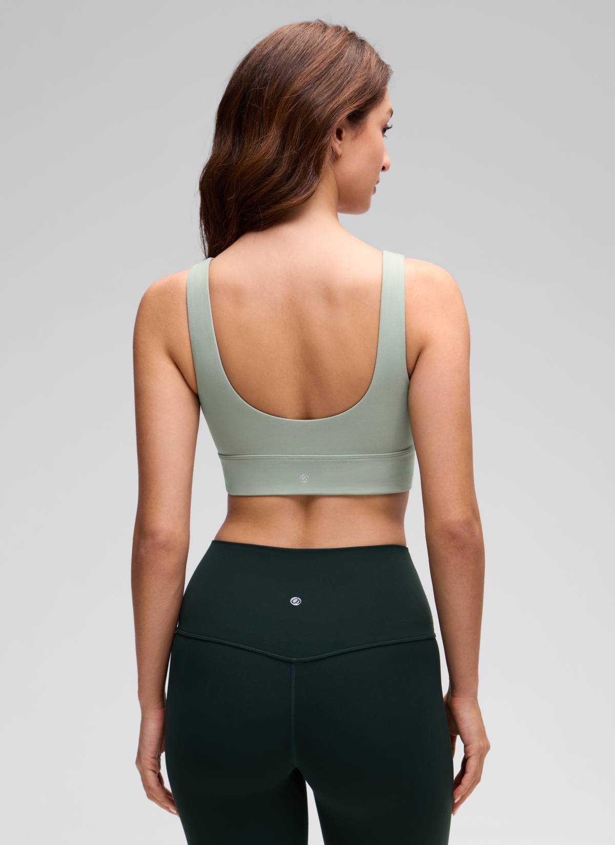 CRZ YOGA महिलाओं के लिए कम सपोर्ट वाला योगा शूज़ Butterluxe स्पोर्ट ब्रा यू बैक लॉन्गलाइन ग्रीन पाम कोर्ट