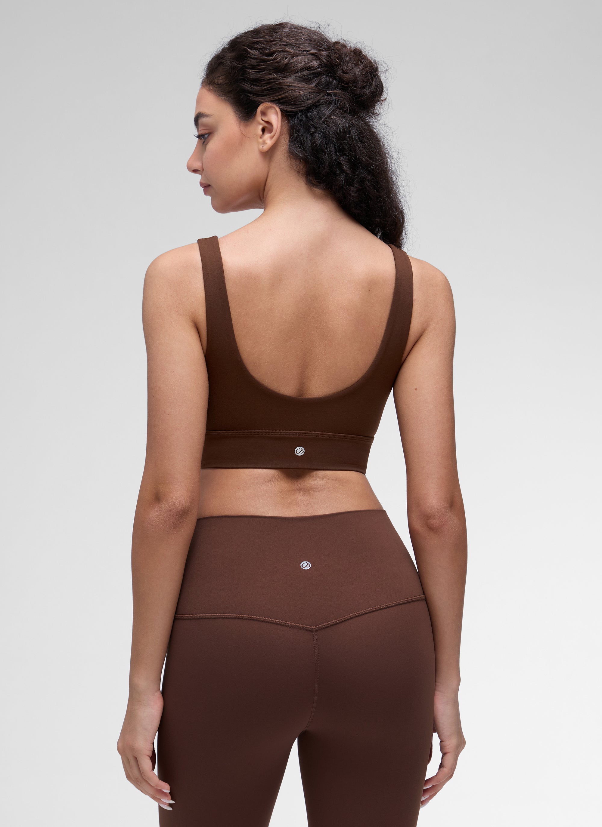 CRZ YOGA महिलाओं के लिए कम सपोर्ट वाला योगा शूज़ Butterluxe स्पोर्ट ब्रा यू बैक लॉन्गलाइन लावा ब्राउन