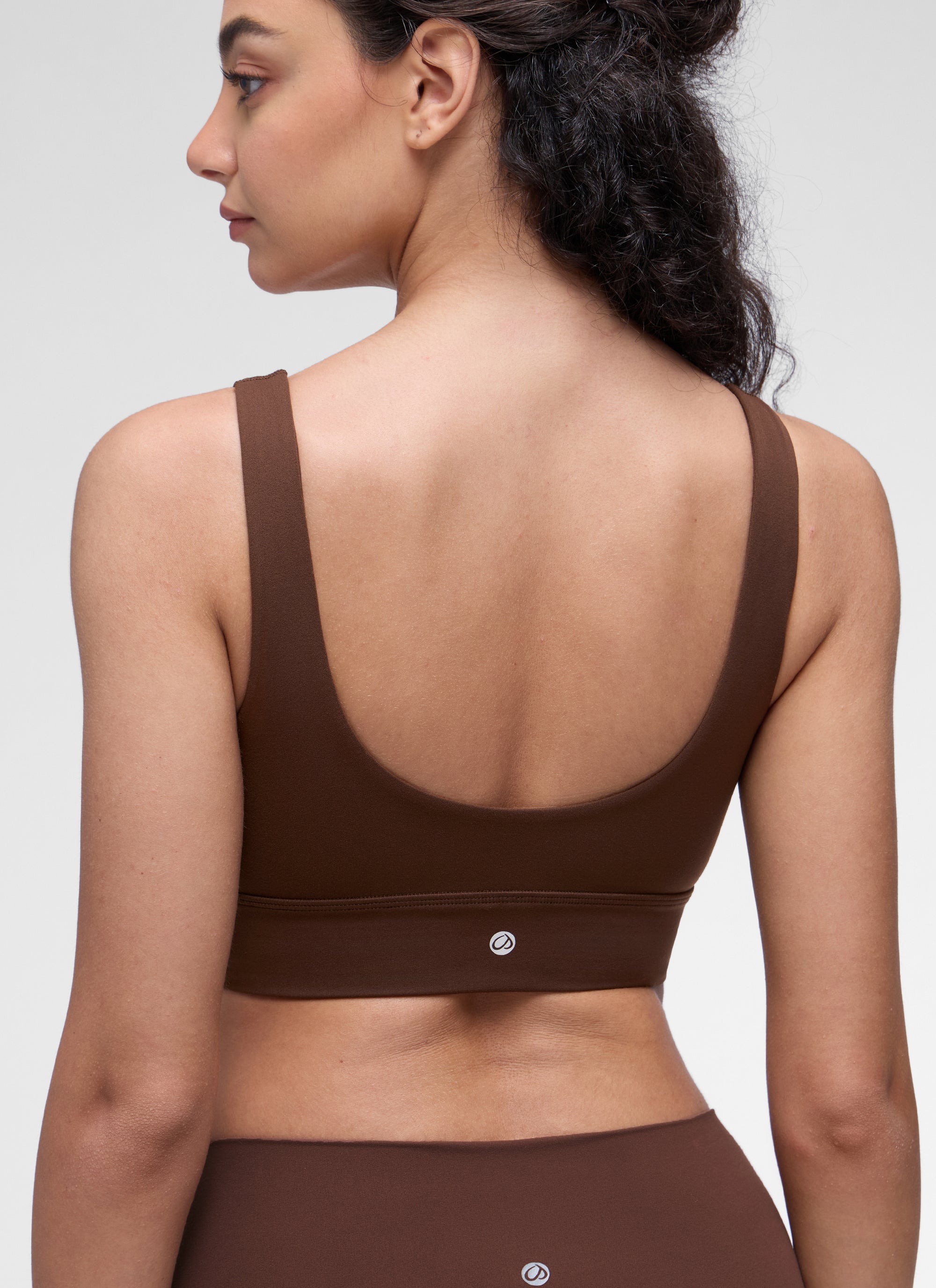CRZ YOGA महिलाओं के लिए कम सपोर्ट वाला योगा शूज़ Butterluxe स्पोर्ट ब्रा यू बैक लॉन्गलाइन लावा ब्राउन