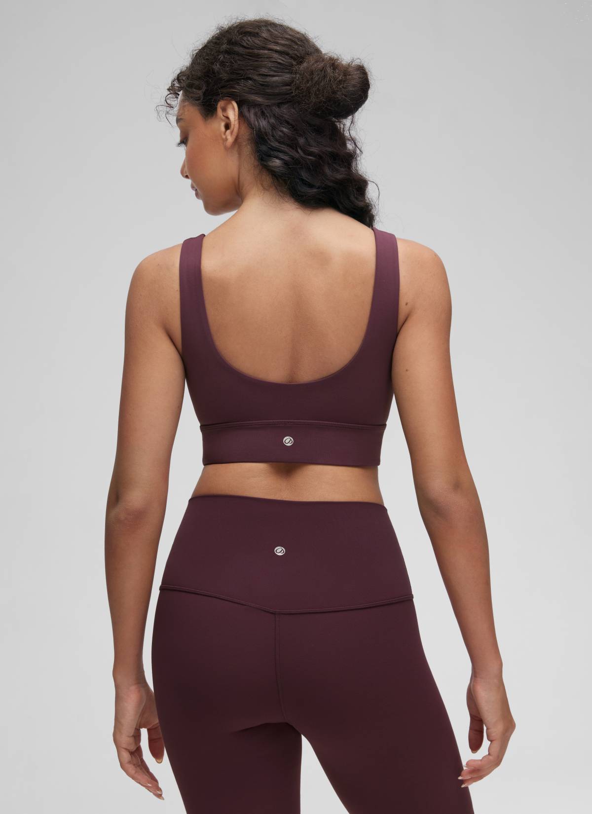 CRZ YOGA महिलाओं के लिए कम सपोर्ट वाला योगा शूज़ Butterluxe स्पोर्ट ब्रा यू बैक लॉन्गलाइन राइप प्लम