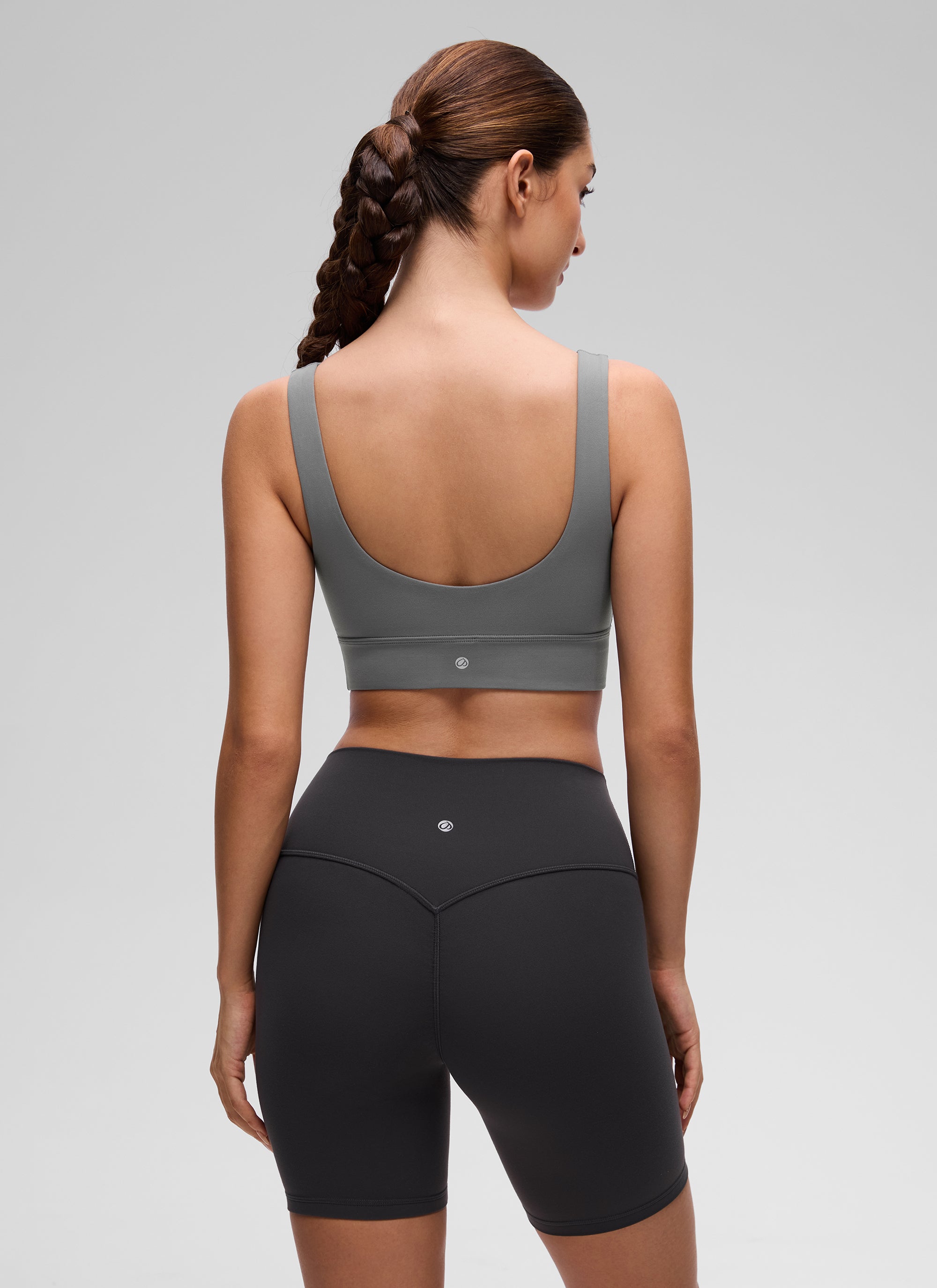 CRZ YOGA महिलाओं के लिए कम सपोर्ट वाला योगा शूज़ Butterluxe स्पोर्ट ब्रा यू बैक लॉन्गलाइन ऐश ग्रे