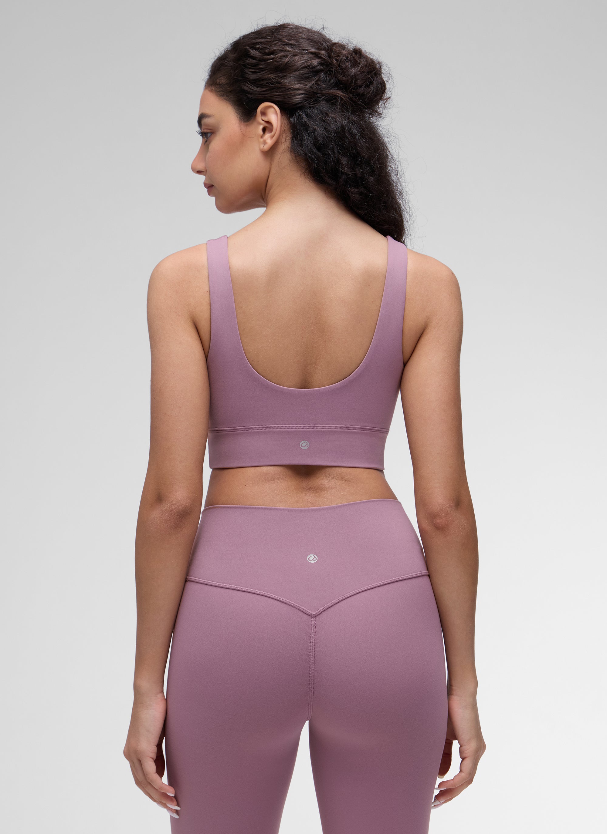 CRZ YOGA महिलाओं के लिए कम सपोर्ट वाला योगा शूज़ Butterluxe स्पोर्ट ब्रा यू बैक लॉन्गलाइन लाइट लैवेंडर