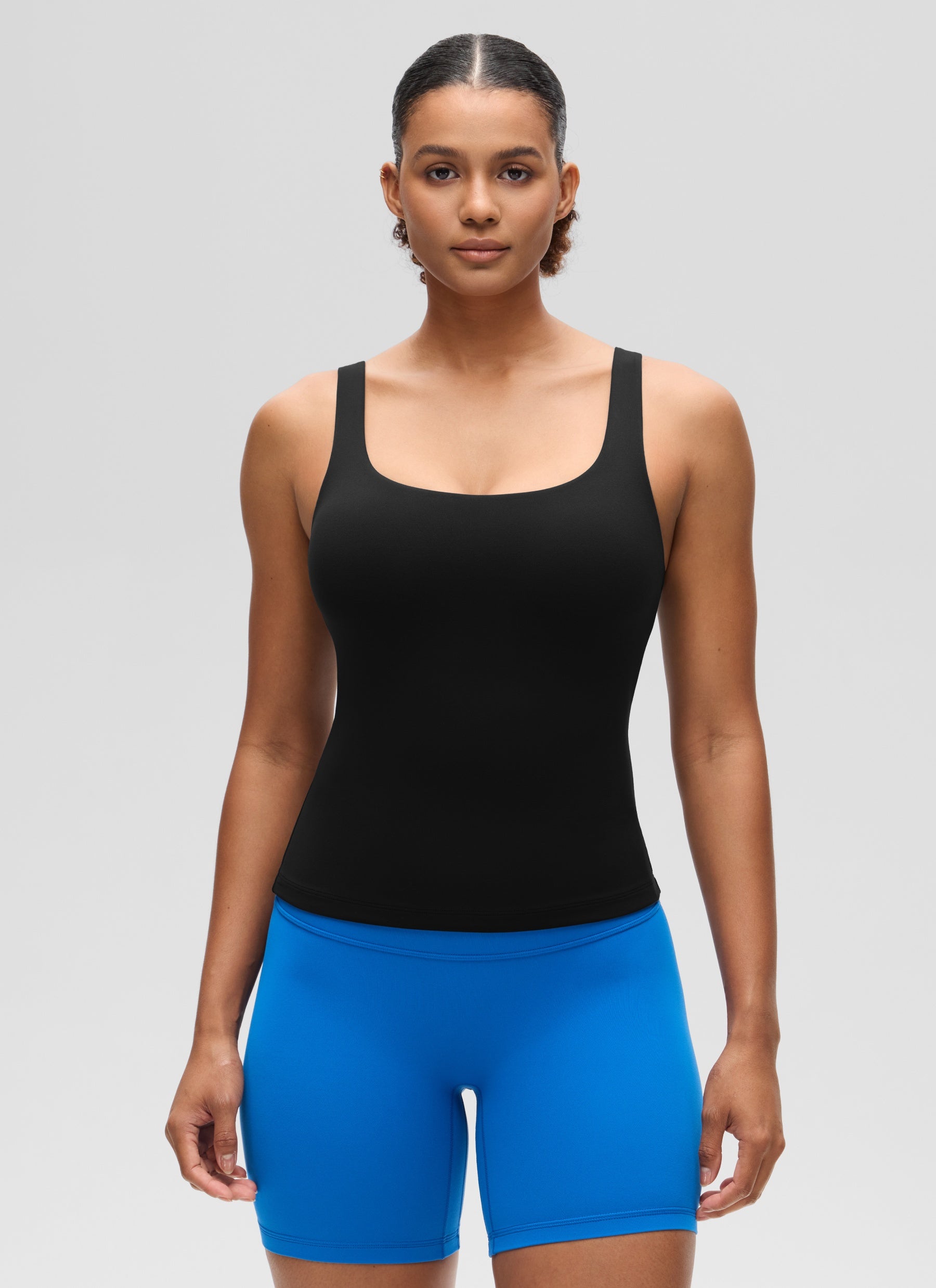CRZ YOGA महिलाओं के स्लिमफिट टॉप Butterluxe बिल्ट-इन ब्रा यू नेक टैंक टॉप, काला