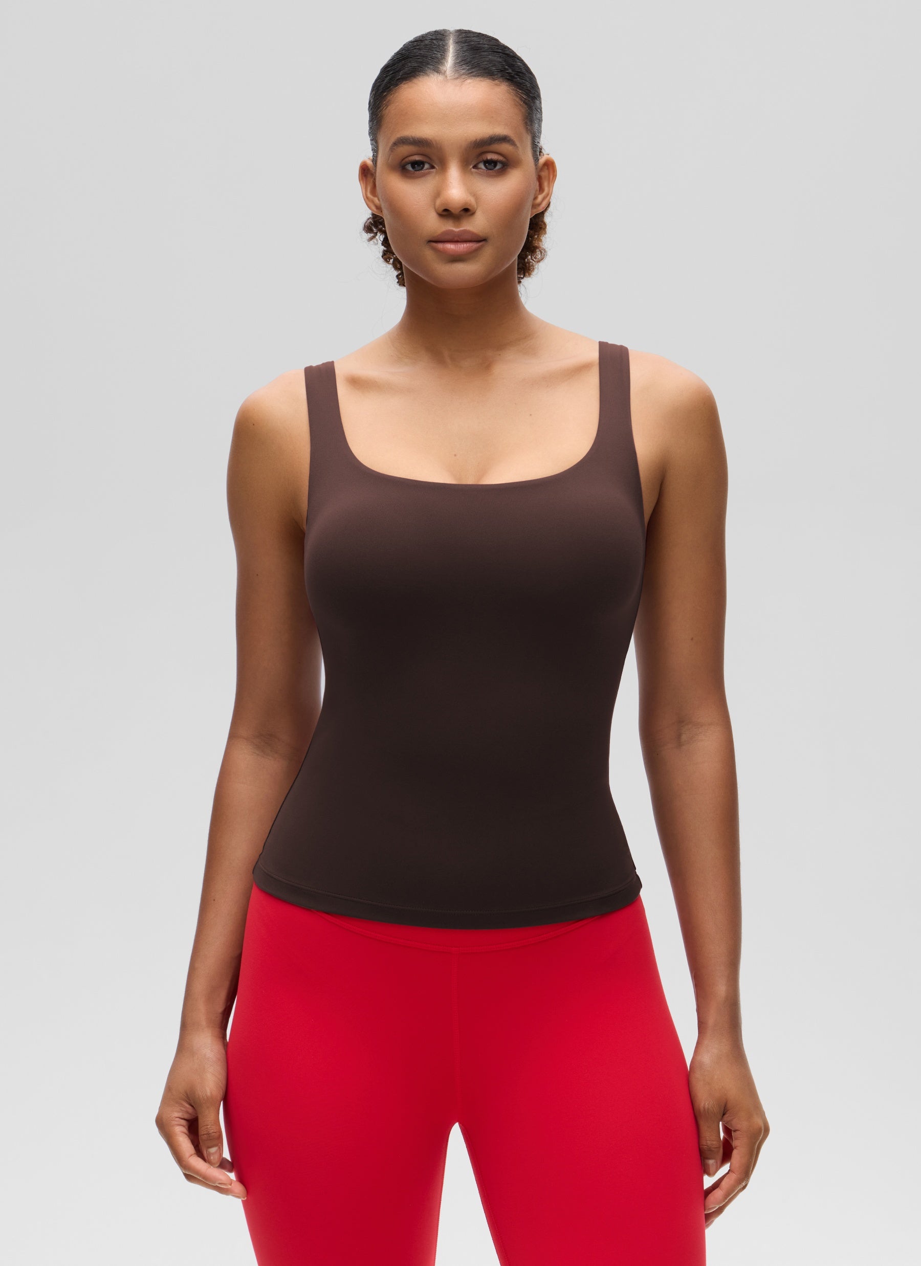 CRZ YOGA महिलाओं के स्लिमफिट टॉप Butterluxe बिल्ट-इन ब्रा, यू नेक टैंक टॉप, हॉट फज ब्राउन