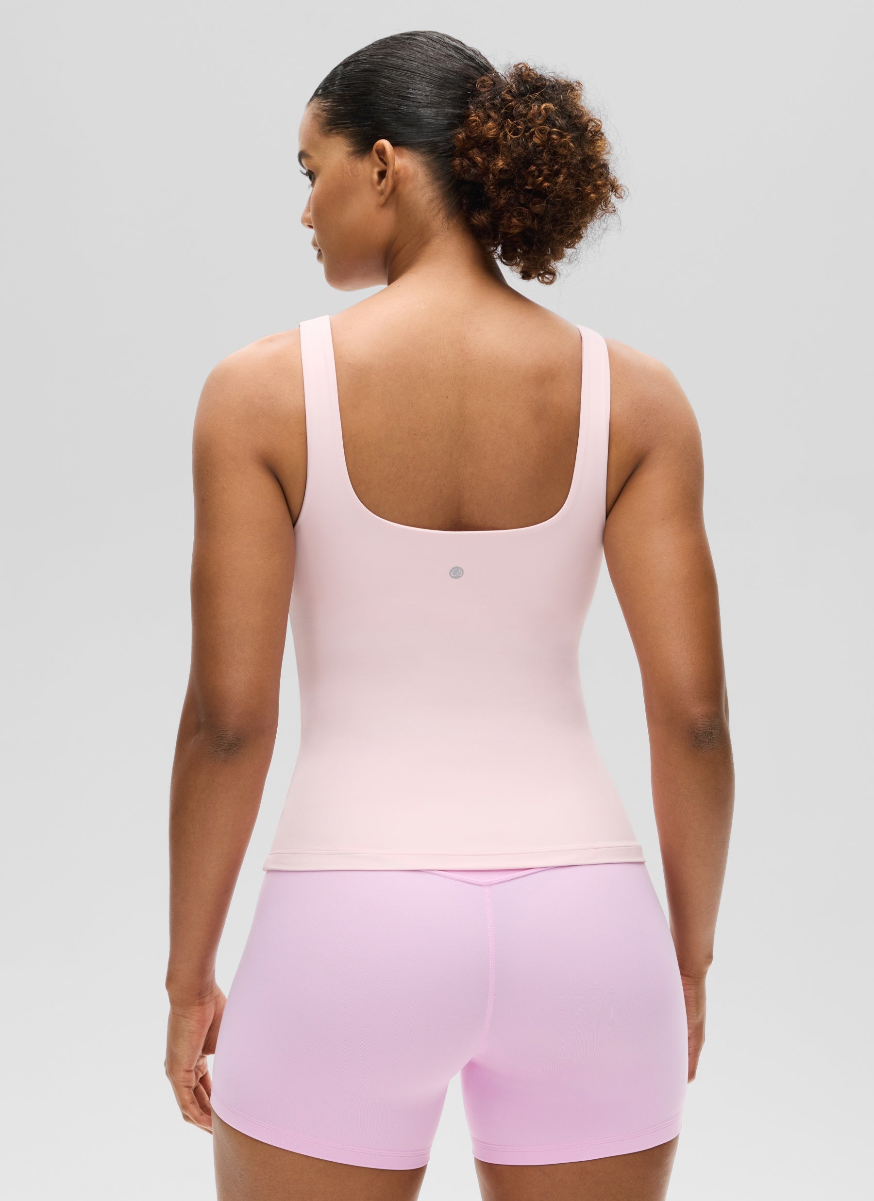 CRZ YOGA महिलाओं के स्लिमफिट टॉप Butterluxe बिल्ट-इन ब्रा, यू नेक टैंक टॉप, स्ट्रॉबेरी पिंक