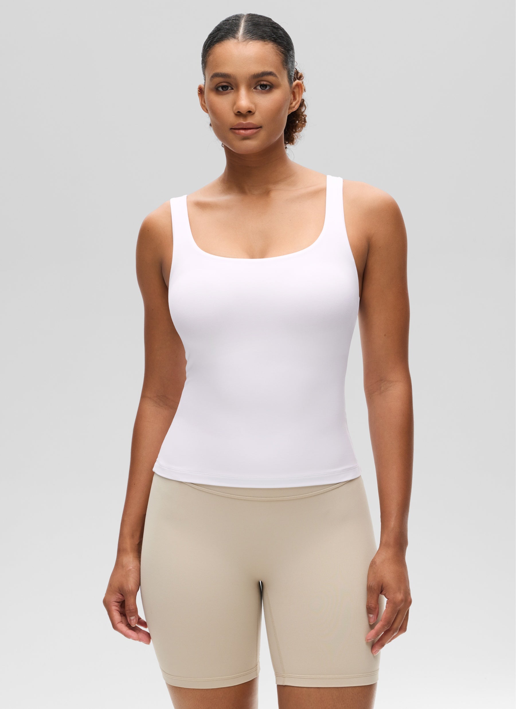 CRZ YOGA महिलाओं के स्लिमफिट टॉप Butterluxe बिल्ट-इन ब्रा, यू नेक टैंक टॉप, सफेद रंग