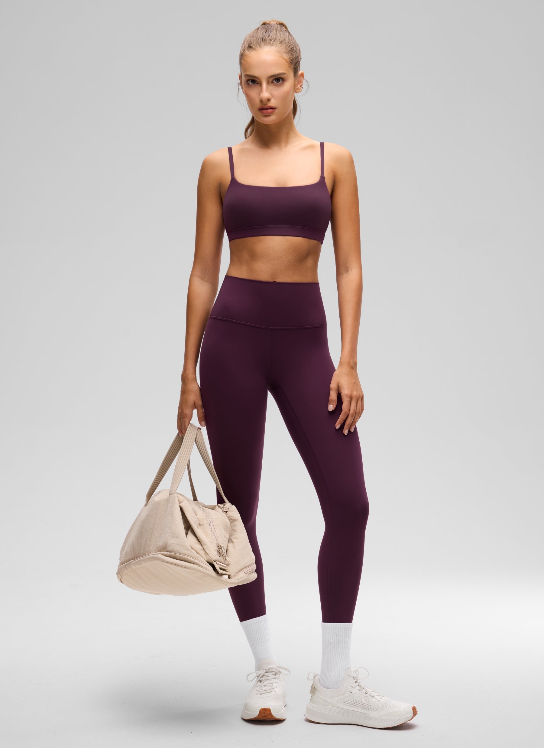 सीआरजेड योगा महिलाएँ Butterluxe एडजस्टेबल स्पैगेटी स्ट्रैप स्कूप नेक ब्रा, गहरा बैंगनी रंग