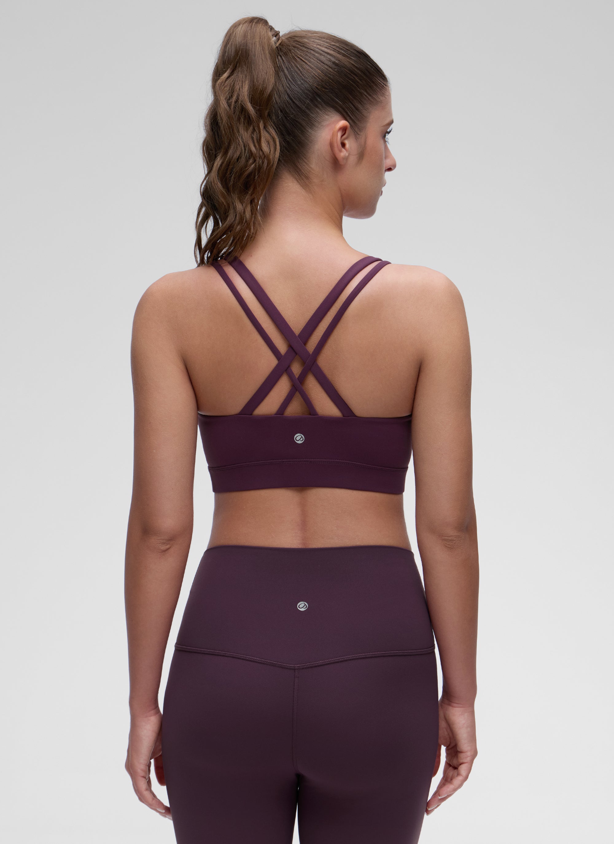 CRZ YOGA महिलाओं के लिए योगा लाइट सपोर्ट डबल स्ट्रैप मोल्ड स्पोर्ट ब्रा, गहरा बैंगनी रंग