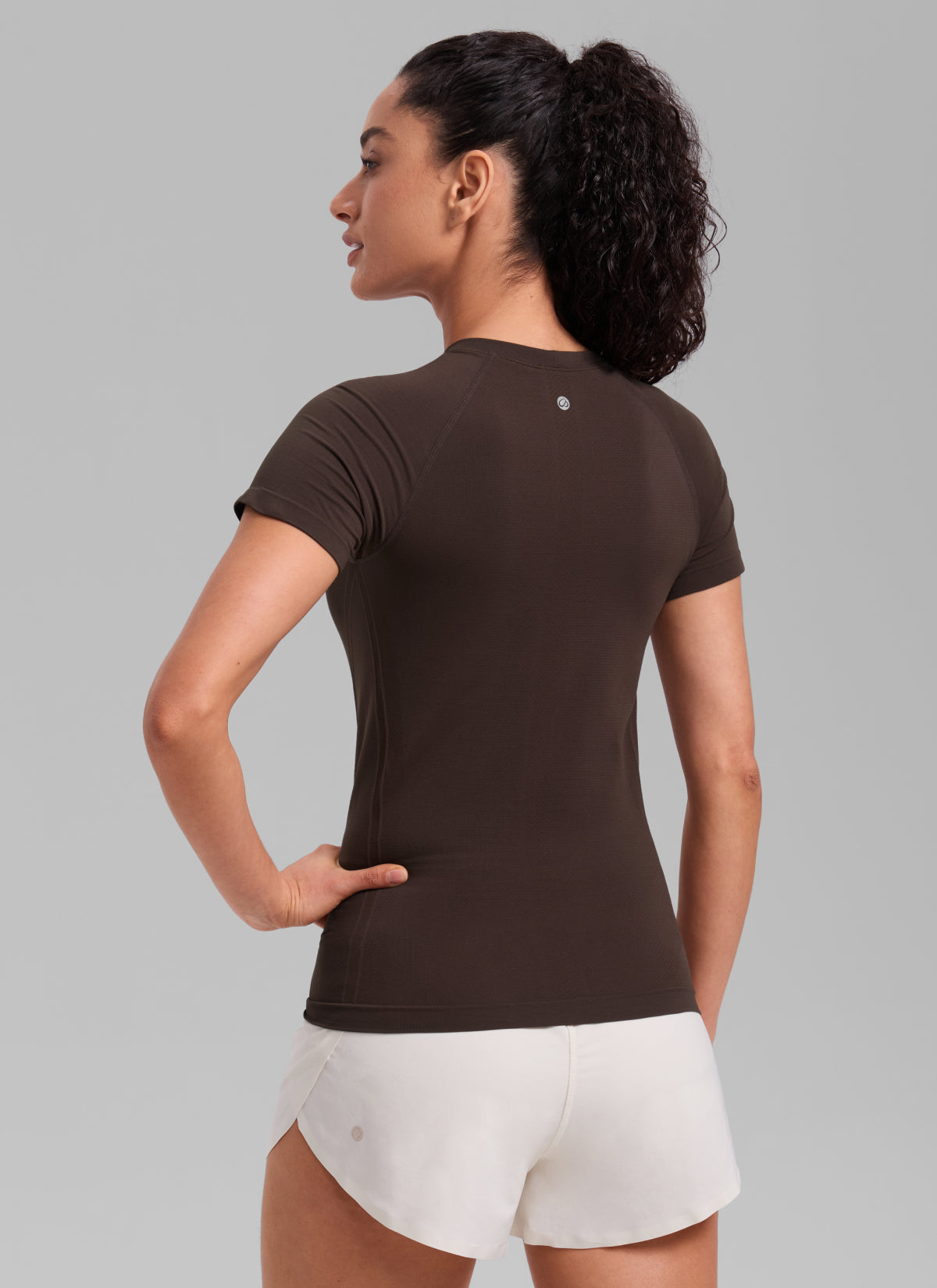 CRZ YOGA महिलाओं के लिए क्लासिक फिट रनिंग शर्ट Seamless छोटी आस्तीन वाली हॉट फज ब्राउन
