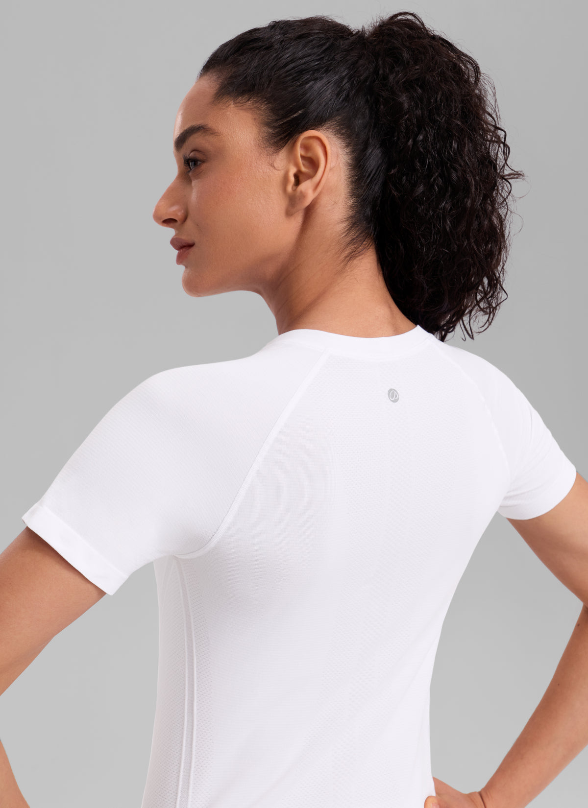 CRZ YOGA महिलाओं के लिए क्लासिक फिट रनिंग शर्ट Seamless छोटी आस्तीन वाली सफेद
