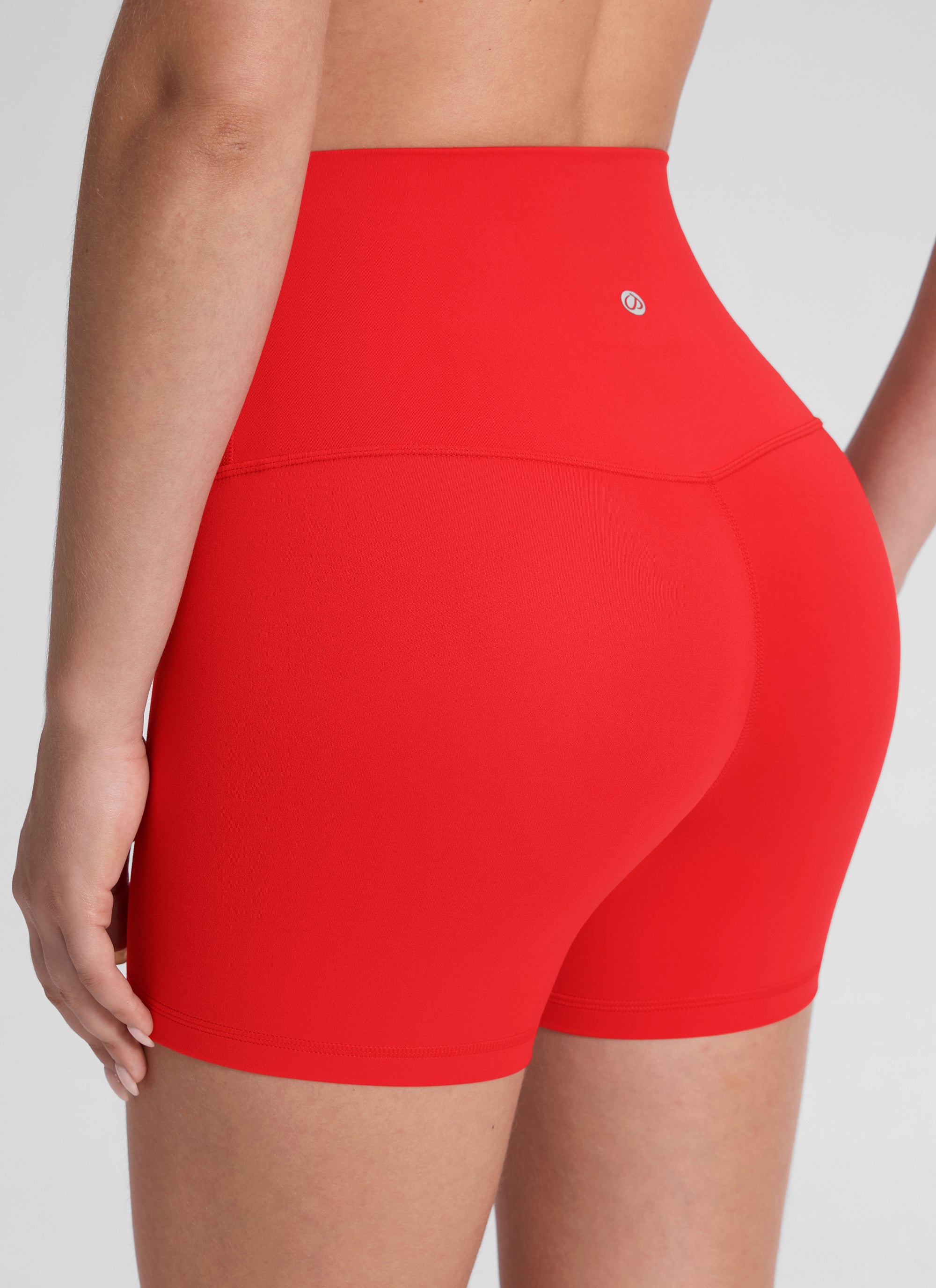 CRZ YOGA महिलाओं के लिए योगा हाई राइज़ बाइकर शॉर्ट्स Butterluxe 4 इंच गहरे लाल रंग के शॉर्ट्स