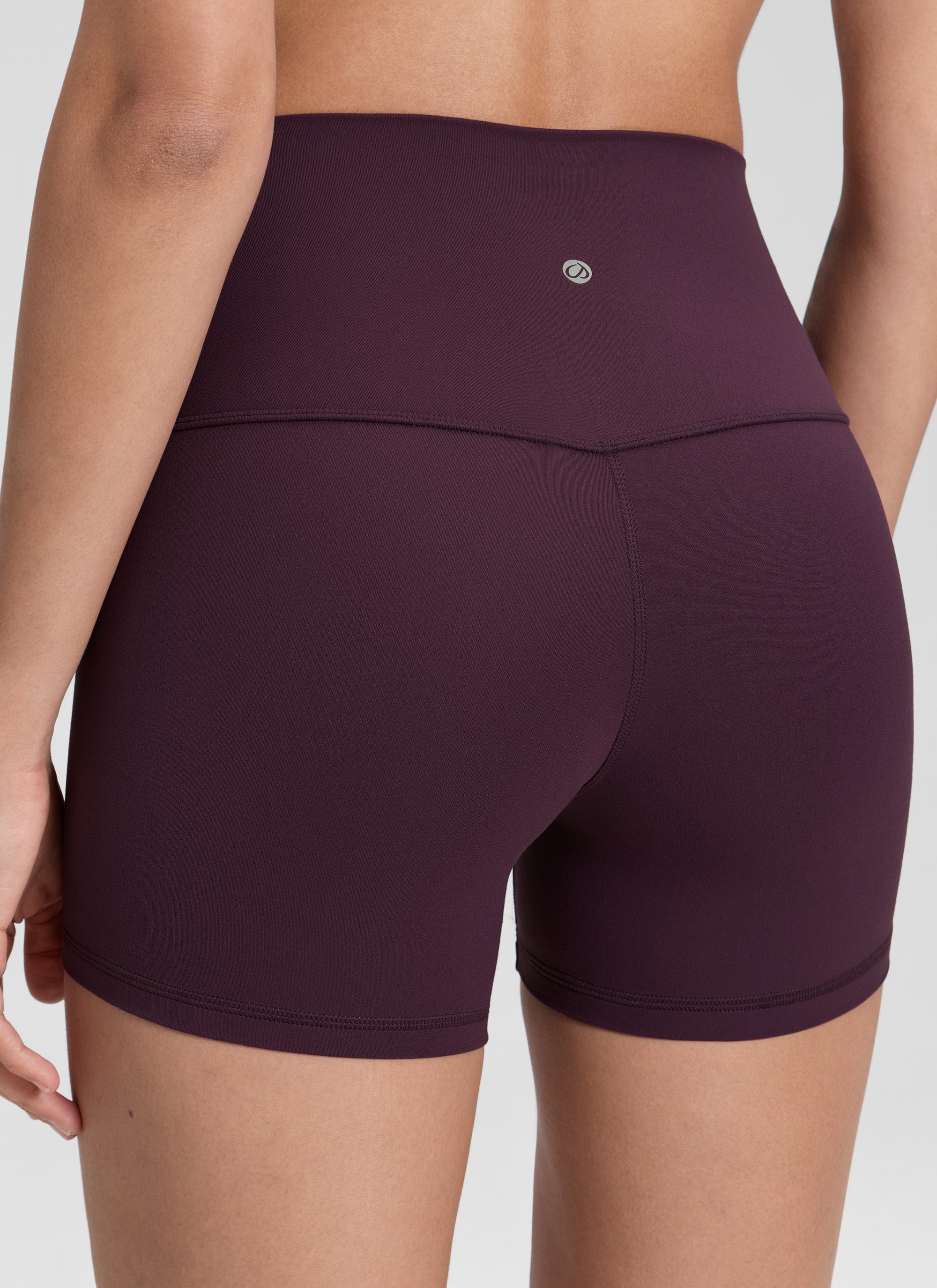 CRZ YOGA महिलाओं के लिए योगा हाई राइज़ बाइकर शॉर्ट्स Butterluxe शॉर्ट्स 4 इंच, गहरा बैंगनी रंग