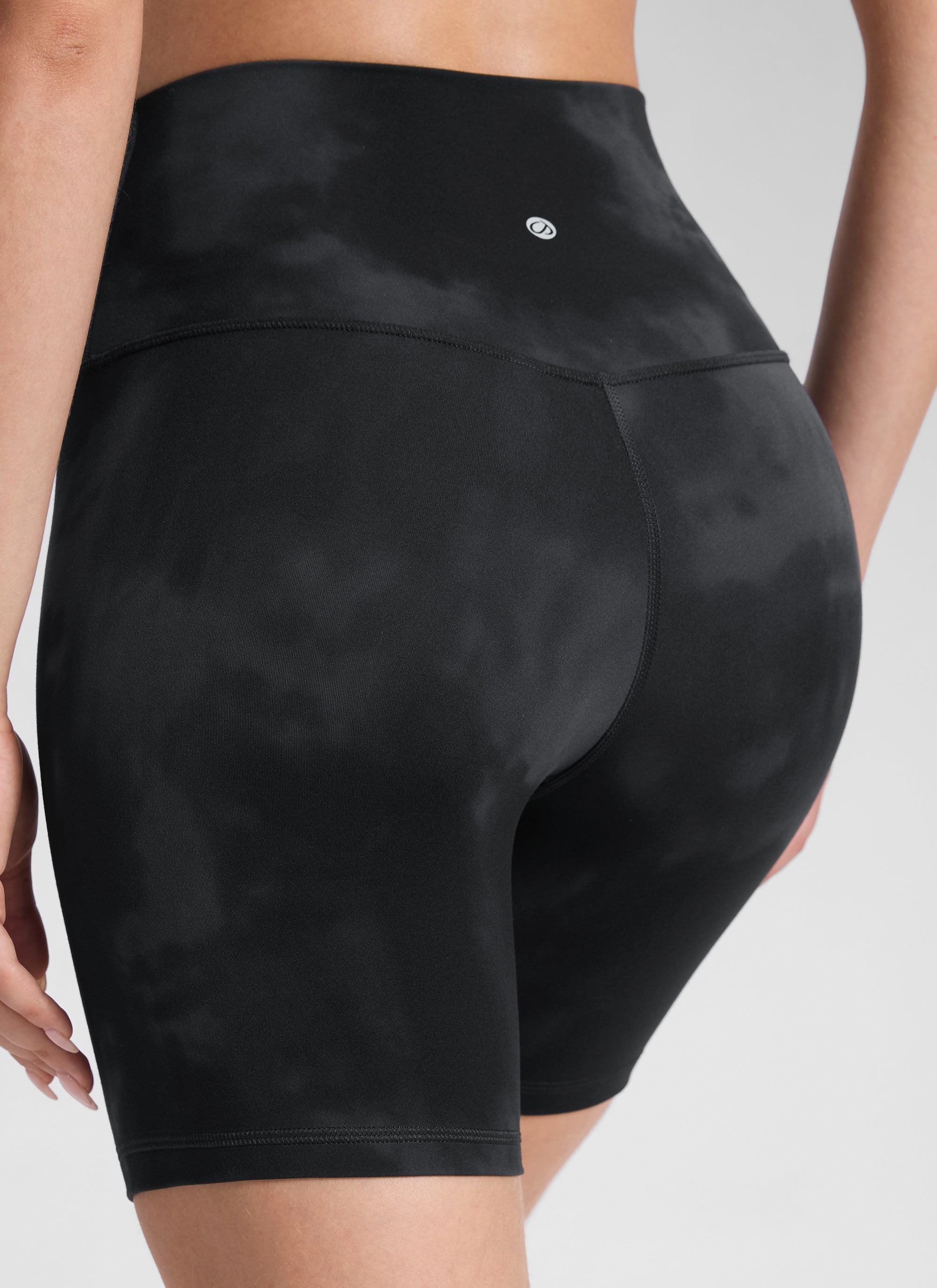 CRZ YOGA महिलाओं के लिए योगा हाई राइज़ बाइकर शॉर्ट्स Butterluxe 6 इंच का शॉर्ट्स, काले रंग का, फूलों के डिज़ाइन वाला टाई डाई प्रिंट।