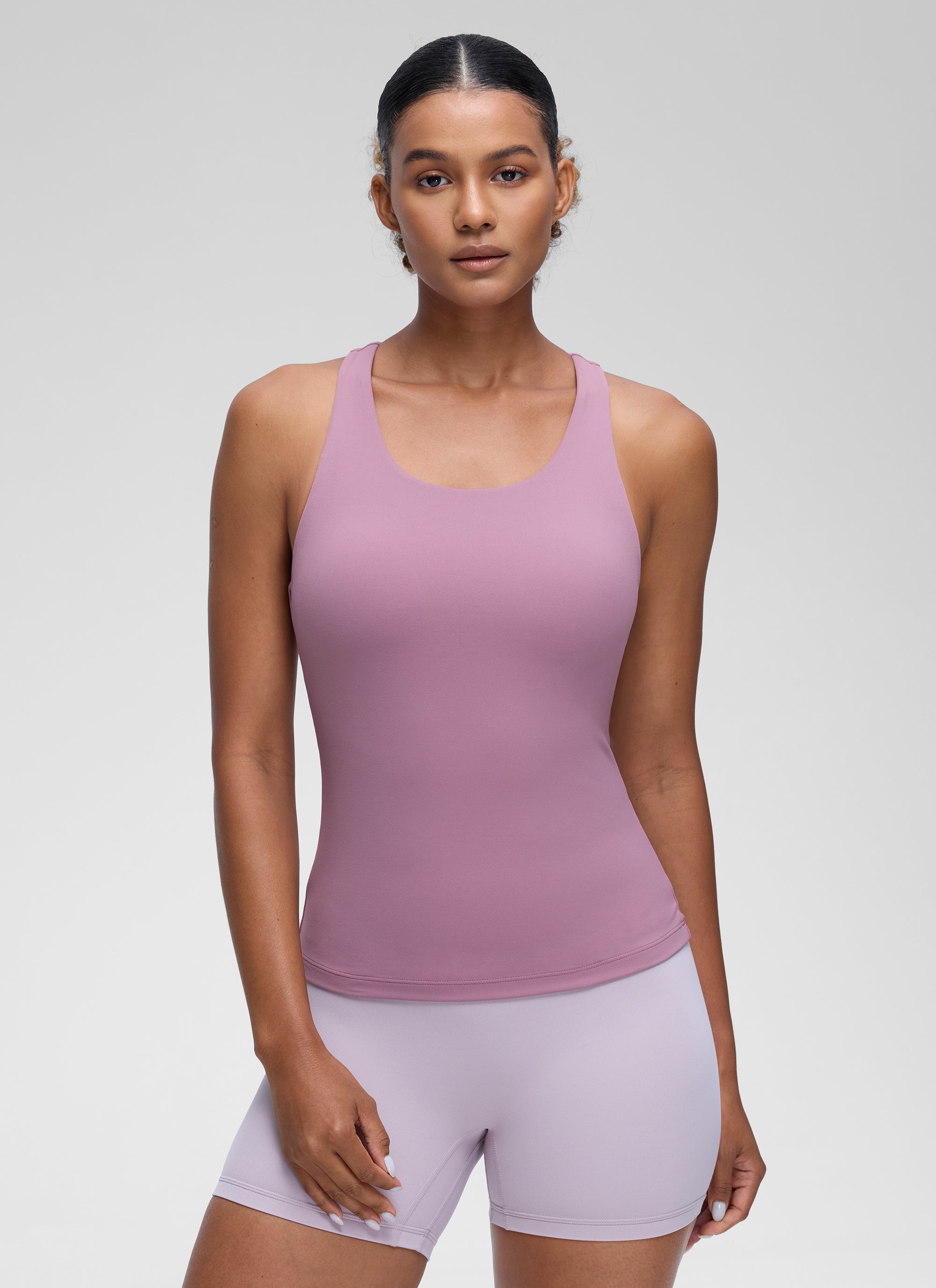 CRZ YOGA महिलाओं के लिए योगा टाइट फिट टॉप Butterluxe बिल्ट-इन ब्रा टैंक टॉप, हल्का लैवेंडर रंग का