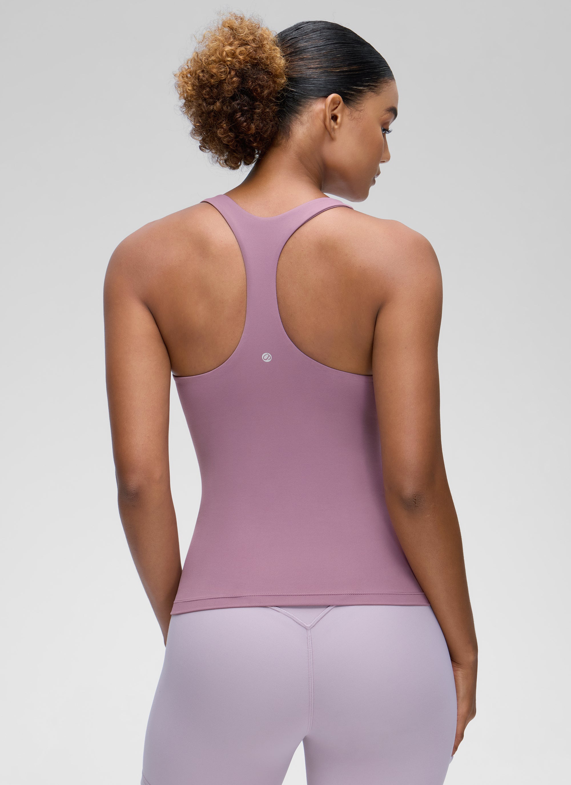 CRZ YOGA महिलाओं के लिए योगा टाइट फिट टॉप Butterluxe बिल्ट-इन ब्रा टैंक टॉप, हल्का लैवेंडर रंग का