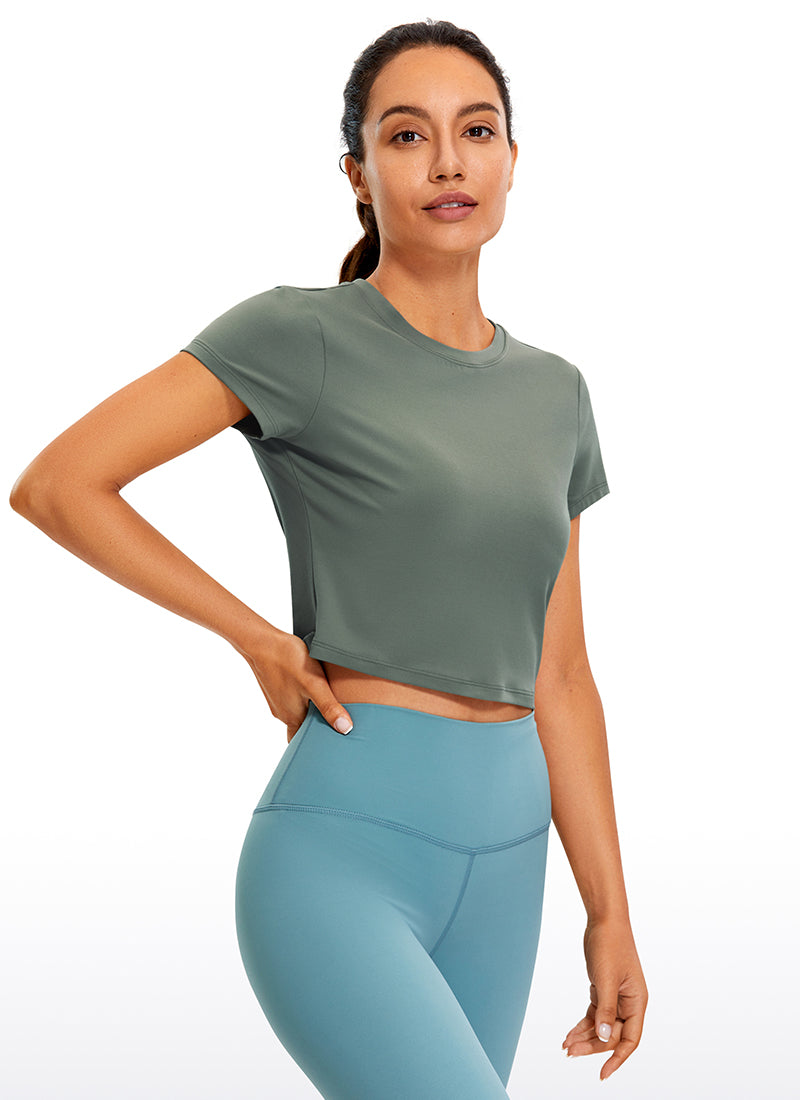CRZ YOGA महिलाओं के लिए क्लासिक फिट योगा टॉप Butterluxe क्रॉप्ड शॉर्ट स्लीव्स ग्रे सेज