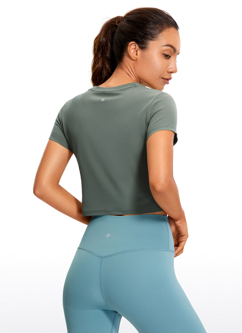 CRZ YOGA महिलाओं के लिए क्लासिक फिट योगा टॉप Butterluxe क्रॉप्ड शॉर्ट स्लीव्स ग्रे सेज