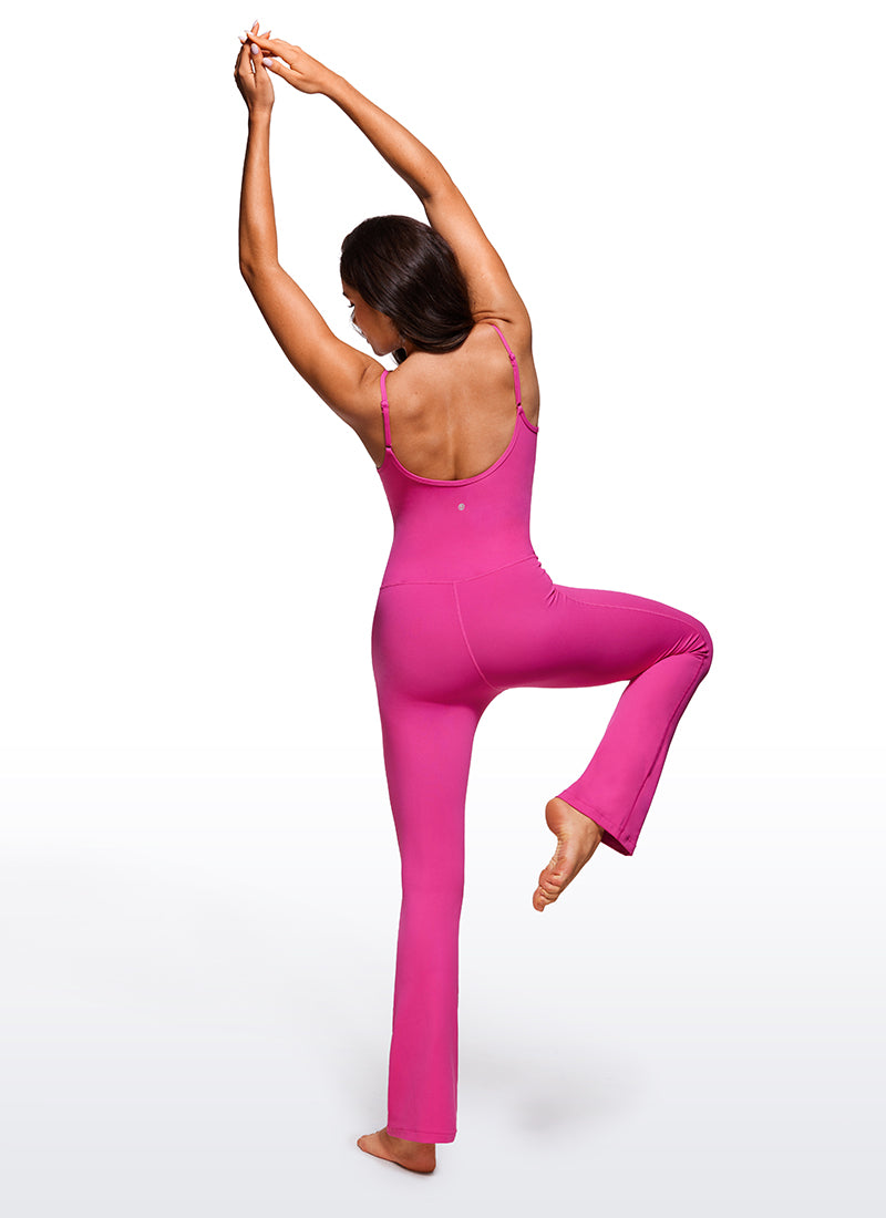 CRZ YOGA महिलाओं के लिए योगा टाइट फिट फ्लेयर जंपसूट, बिल्ट-इन ब्रा बॉडीसूट, हिबिस्कस पर्पल रंग